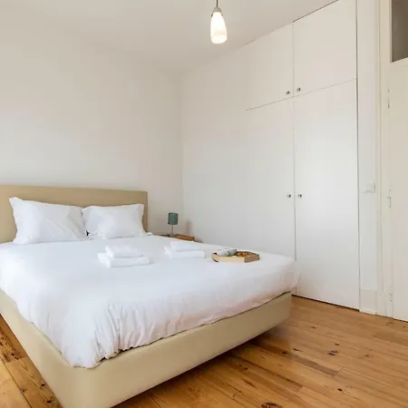 Lovelystay - Sunny Santa Catarina I アパート リスボン