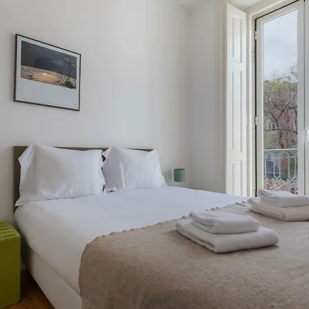 Lovelystay - Sunny Santa Catarina I アパート リスボン