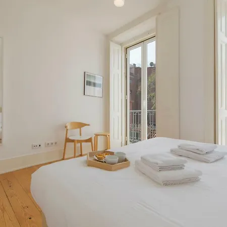 Lovelystay - Sunny Santa Catarina I アパート リスボン